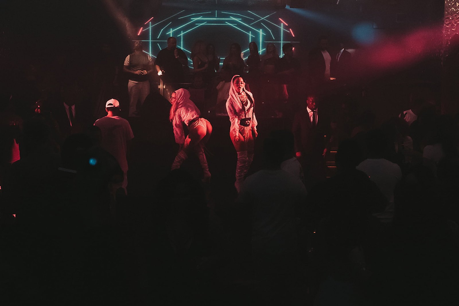 experience-and-fantastic-the-best-nightclub-in-dubai-the-ora-club-dubai-1